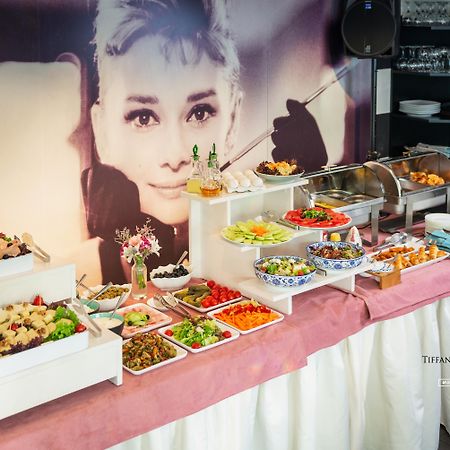 River Side Hotel Tiflis Exterior foto A buffet
