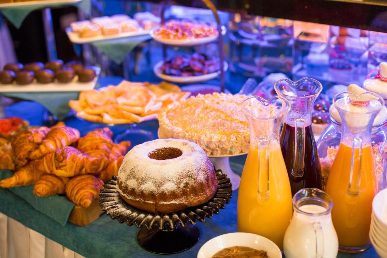 River Side Hotel Tiflis Exterior foto A selection of breakfast items