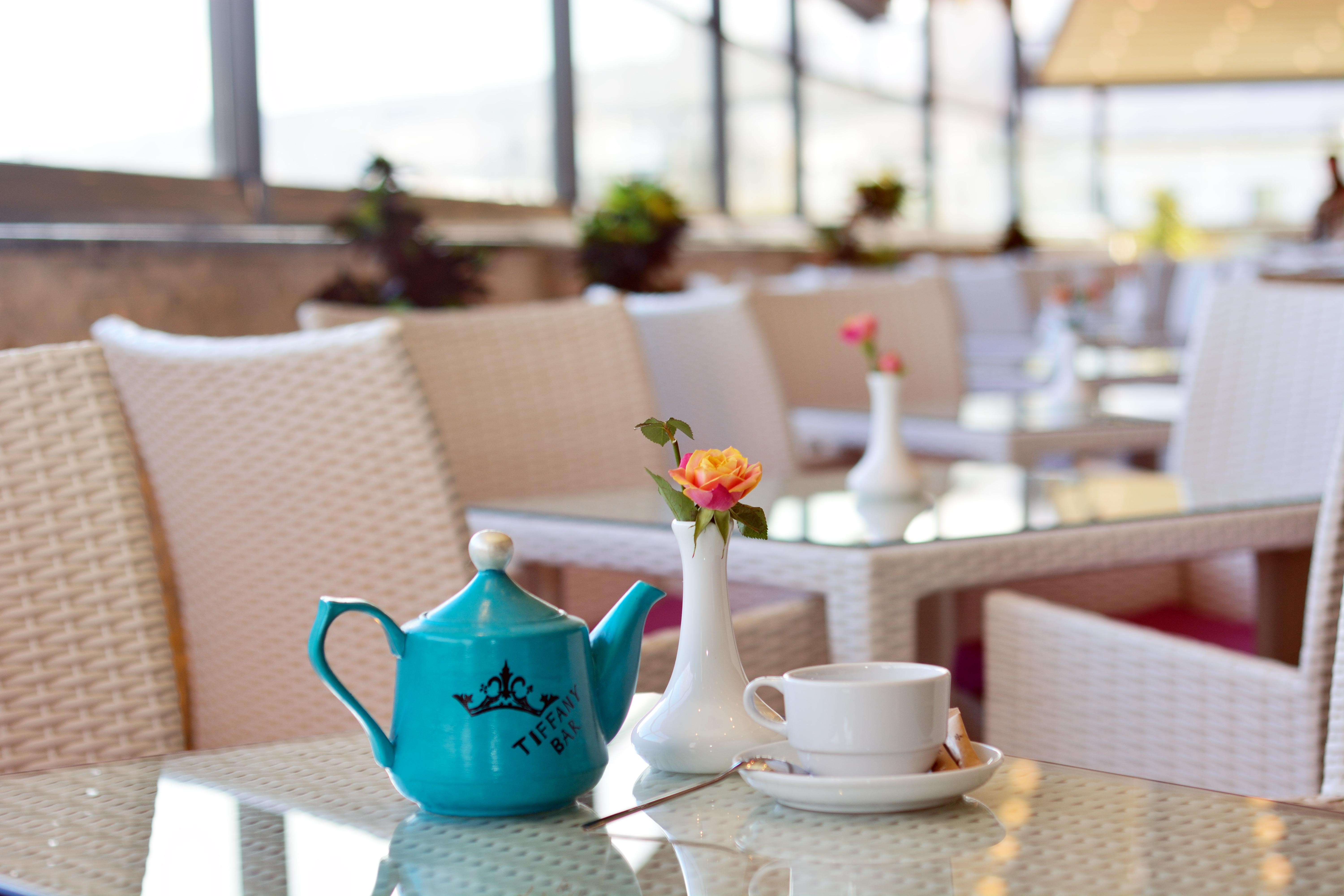 River Side Hotel Tiflis Exterior foto Tea time at the hotel